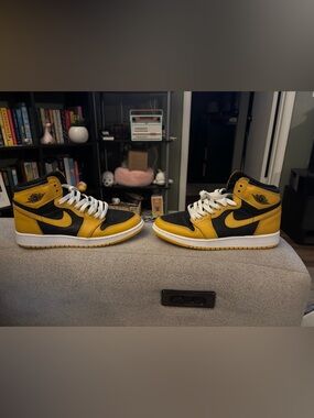 Nike Air Jordan 1 Retro High OG “Taxi / Yellow Toe” – Size 6.5Y (Grade School)